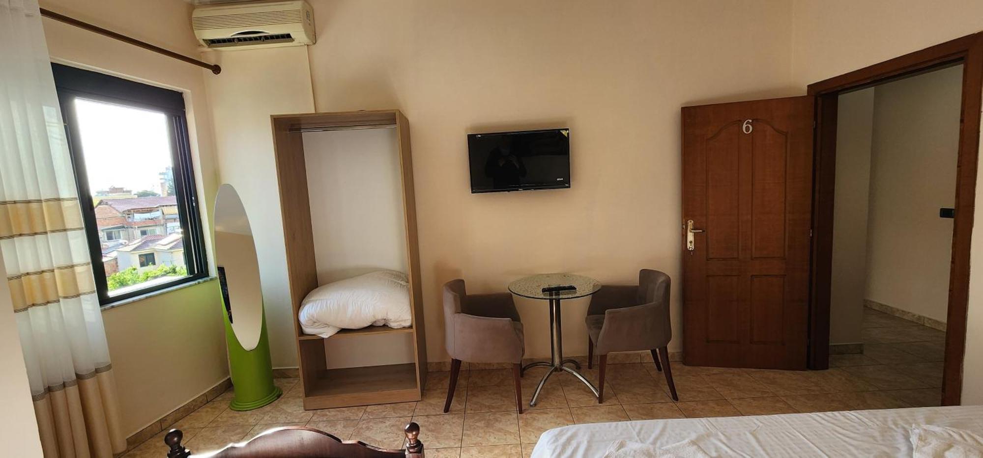 Hotel La Villa Тирана Екстер'єр фото