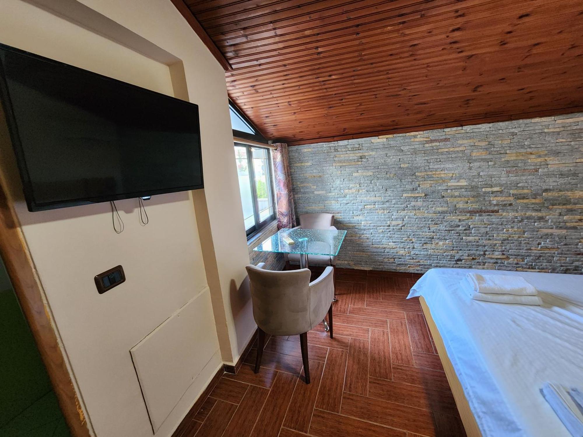 Hotel La Villa Тирана Екстер'єр фото