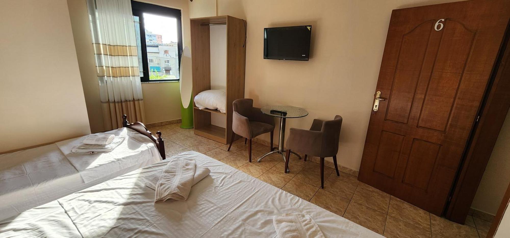 Hotel La Villa Тирана Екстер'єр фото