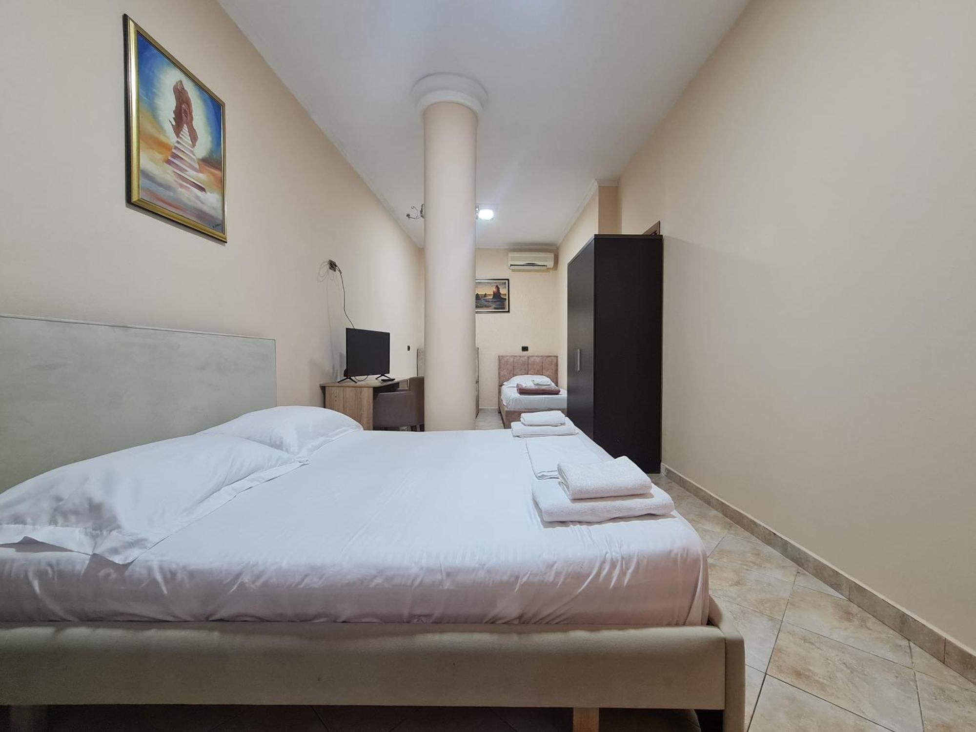 Hotel La Villa Тирана Екстер'єр фото