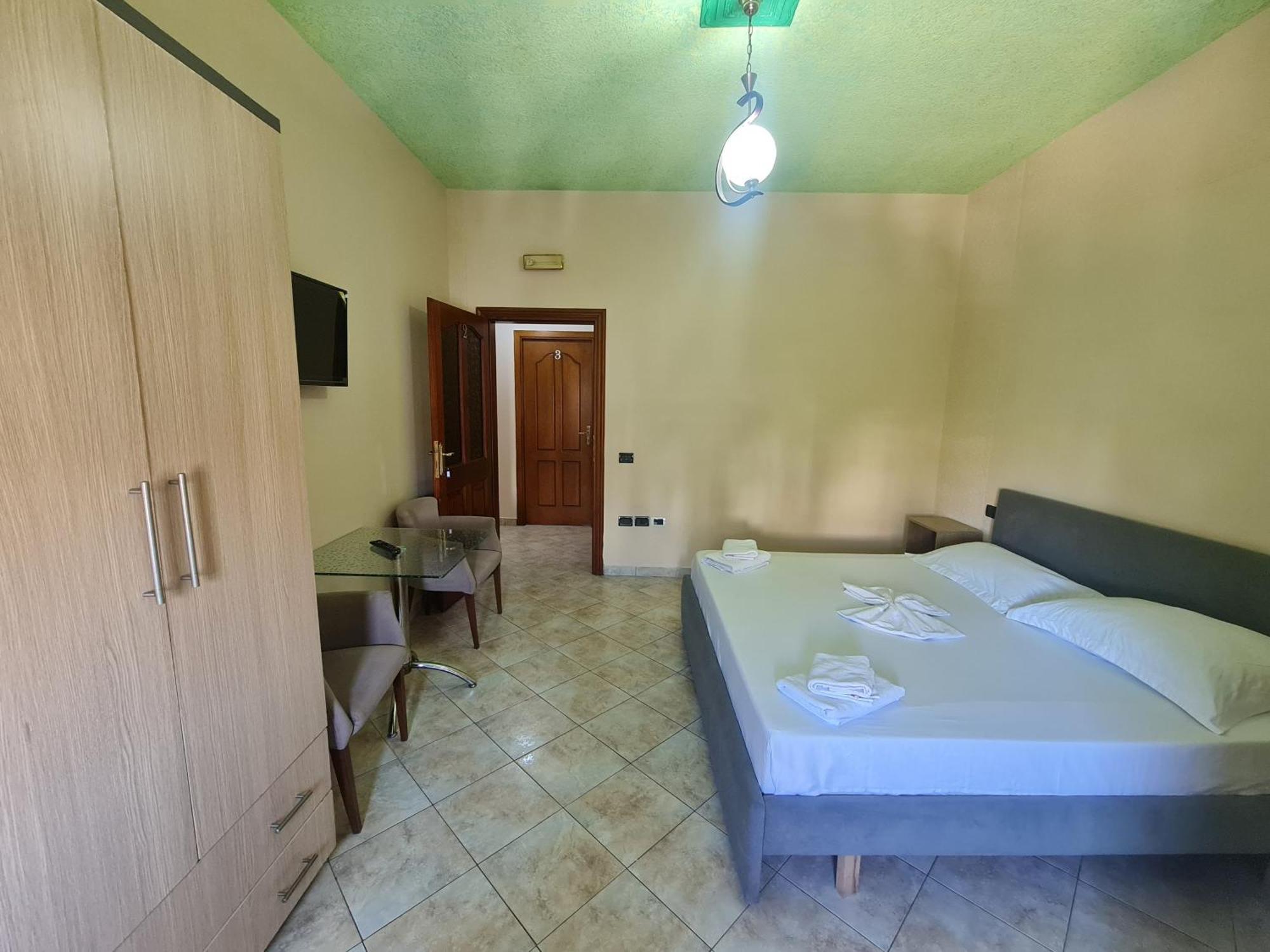 Hotel La Villa Тирана Екстер'єр фото