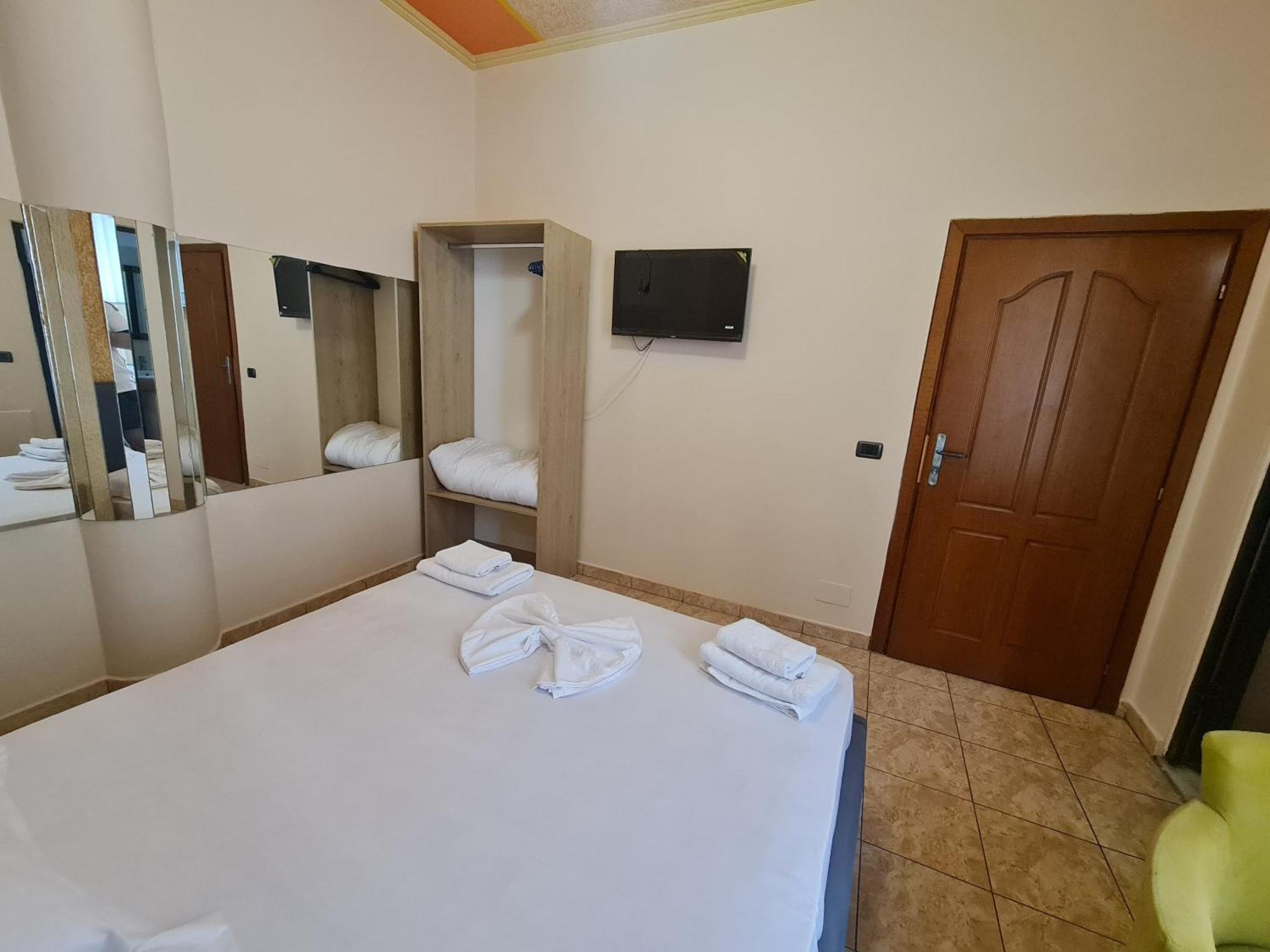 Hotel La Villa Тирана Екстер'єр фото