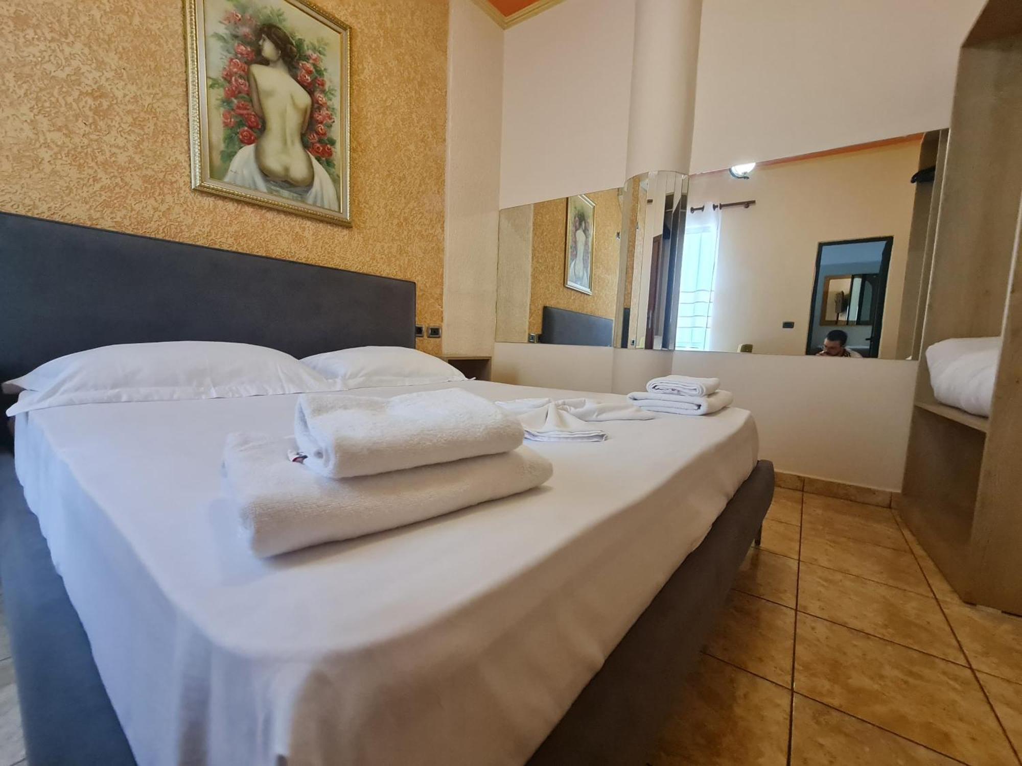 Hotel La Villa Тирана Екстер'єр фото