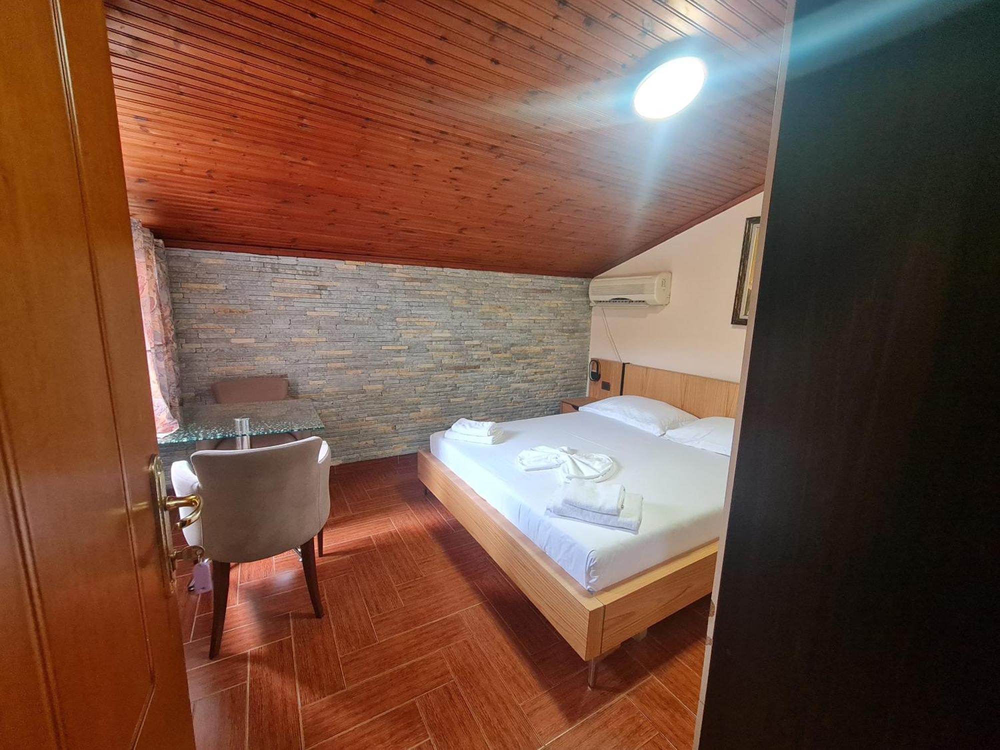 Hotel La Villa Тирана Екстер'єр фото